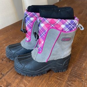 Kids snow boots worn only once.